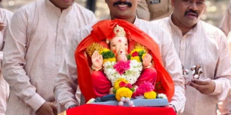 कर्तव्याच्या वर्दीत राहूनही पोलिसांनी अनुभवला गणेशोत्सवाचा आनंद