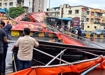 वादळी वाऱ्याचा तडाखा; दिघी मॅगझिन चौकातील कमान रस्त्यावर कोसळली