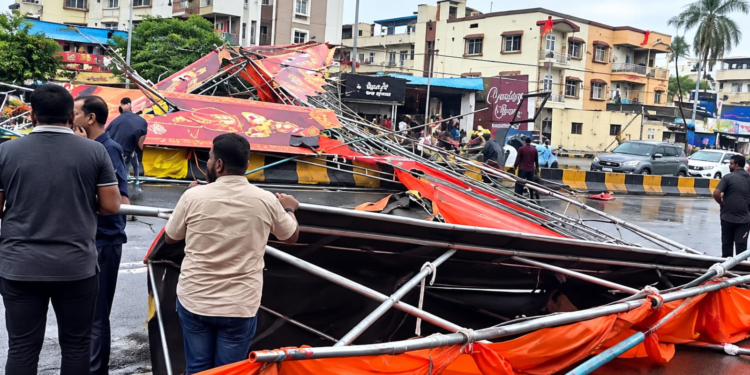 वादळी वाऱ्याचा तडाखा; दिघी मॅगझिन चौकातील कमान रस्त्यावर कोसळली