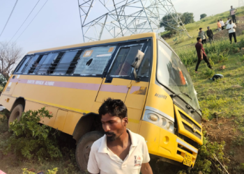 नळदुर्गजवळ स्कूल बस पलटी; आठ विद्यार्थी जखमी
