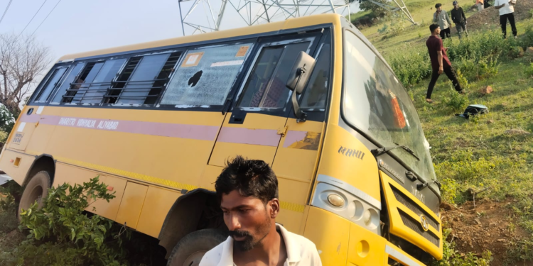 नळदुर्गजवळ स्कूल बस पलटी; आठ विद्यार्थी जखमी