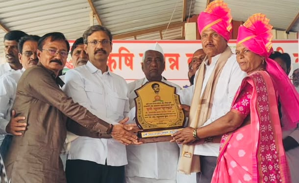 उत्कृष्ट कांदा उत्पादन व वखार साठवणुकीबद्दल दादासो कृष्णा भागवत यांना कृषी भूषण पुरस्कार