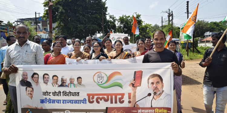 मुख्य निवडणूक आयुक्त ज्ञानेश कुमार यांच्या राजीनाम्याच्या मागणीसाठी ब्रह्मपुरीत काँग्रेसचे आंदोलन