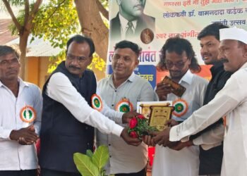 धामोरीचे भूमिपुत्र सुप्रसिद्ध अँकर प्रदीप आहिरे यांना लोककवी वामनदादा कर्डक पुरस्कार प्रदान