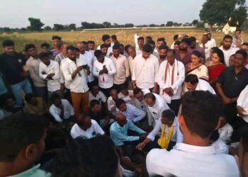 जळगाव जिल्ह्यातील चाळीसगाव तालुक्यातील मेहुनबारे खरजई करगाव तरवाडे गावामध्ये जाऊन दुष्काळी परिस्थिती पाहणी केली.