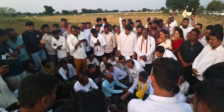 जळगाव जिल्ह्यातील चाळीसगाव तालुक्यातील मेहुनबारे खरजई करगाव तरवाडे गावामध्ये जाऊन दुष्काळी परिस्थिती पाहणी केली.