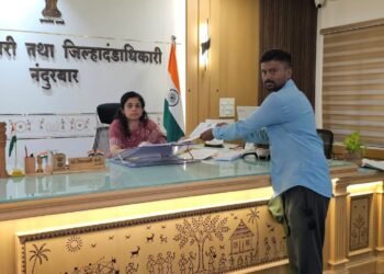 खड्डेमुक्त शहादा आंदोलनाचे निवेदन जिल्हाधिकाऱ्यांना सादर; कार्यवाही न झाल्यास नवरात्रोत्सवानंतर अनिश्चितकालीन आंदोलनाचा इशारा.