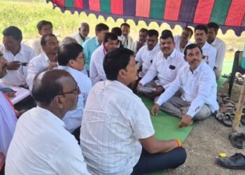 जि.प. सदस्य दत्तराव जाधव भोसेकर यांच्या मध्यस्थीने वझूर ग्रामस्थांचे उपोषण मागे