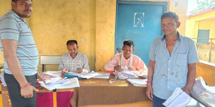 कुटंगा येथे SIR मोहिमेला वेग;325 मतदारांची यादीशी जुळवणी नाही, BLO कडून मतदारांना कागदपत्रे जमा करण्यासाठी नोटिस