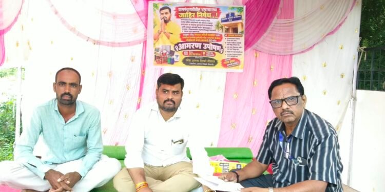 उपोषणाची प्रशासनाने घेतली दखल! रमेश आण्णा लिपणे तौरराजे यांच्या मागण्यांवर १५ ऑक्टोबरपर्यंत कार्यवाहीचे विस्तार अधिकारी शिंदे सरांचे आश्वासन.