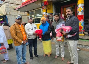 जय श्री बद्रीनाथ धाम येथे अविनाश भाऊ गावित यांच्याकडून खांडबारा गावाच्या सुख-शांतीसाठी ध्वज अर्पण