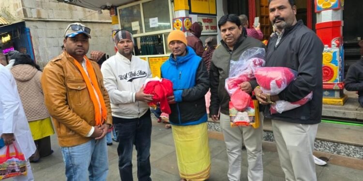 जय श्री बद्रीनाथ धाम येथे अविनाश भाऊ गावित यांच्याकडून खांडबारा गावाच्या सुख-शांतीसाठी ध्वज अर्पण
