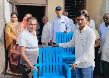 कहाटूळ विविध कार्यकारी सहकारी संस्थेतर्फे सानुग्रह अनुदानातून गृहोपयोगी वस्तूंचे वाटप.