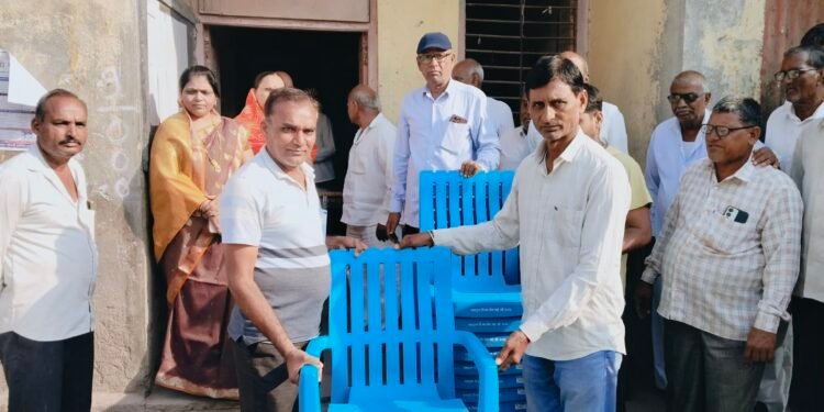 कहाटूळ विविध कार्यकारी सहकारी संस्थेतर्फे सानुग्रह अनुदानातून गृहोपयोगी वस्तूंचे वाटप.