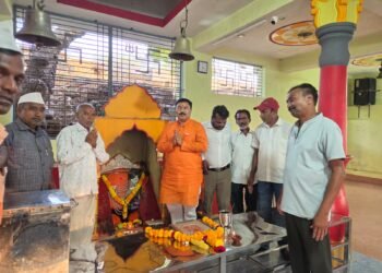 जागृत देवस्थान धवलीबारी माता (शिर्वे) येथे आमदार शिरीषदादा नाईक यांनी घेतले मातेचे दर्शन