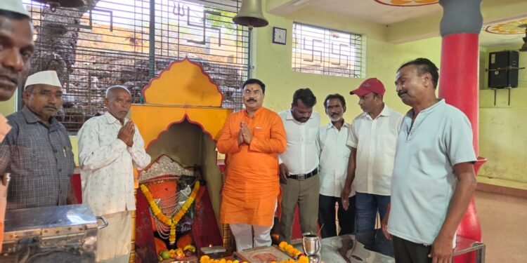 जागृत देवस्थान धवलीबारी माता (शिर्वे) येथे आमदार शिरीषदादा नाईक यांनी घेतले मातेचे दर्शन