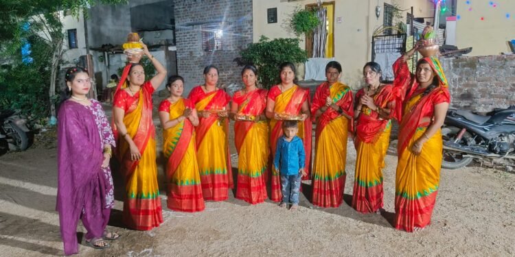 सविताबाई गंगाधर पवार यांच्या नवस पूर्ण झाल्या मुळे त्यांनी मंडळा ला मूर्ती चिं स्थापना करून दिली
