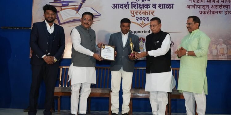 स्विफ्टन लिफ्ट चा राज्यस्तरीय आदर्श शिक्षक व शाळा पुरस्कार श्री मोहटादेवी विद्यालयातील प्राध्यापक सुभाष गवई यांना प्रदान.