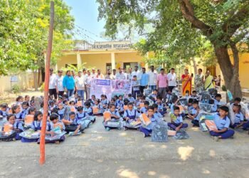 सामाजिक बांधिलकी आणि शैक्षणिक पवित्र कार्य जपत प्रमोद भैया मित्र मंडळ व ESL कंपनीतर्फे गरजू विद्यार्थ्यांना शालेय साहित्य वाटप