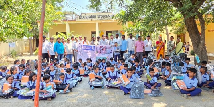 सामाजिक बांधिलकी आणि शैक्षणिक पवित्र कार्य जपत प्रमोद भैया मित्र मंडळ व ESL कंपनीतर्फे गरजू विद्यार्थ्यांना शालेय साहित्य वाटप