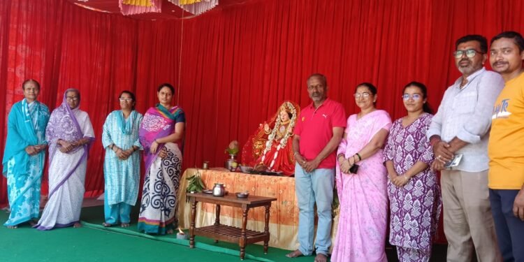 भाजपाचे अध्यक्ष मुकुंद पुजारी व मराठा समाजाचे युवा नेते सागर धनवडे यांनी दुर्गा मातेकडे साकडे ……….