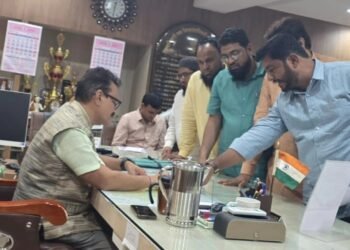 जन्म-मृत्यू प्रमाणपत्रांसाठी नागरिकांची हेळसांड; जिल्हाधिकारी, मनपा आयुक्तांना जाब