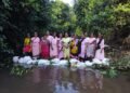 तेंडोलीत पाणीटंचाईवर मात करण्यासाठी अंगणवाडी सेविका व मदतनीसांचे श्रमदान; वनराई बंधारा केला उभार