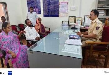 वडूज येथील उपविभागीय पोलीस कार्यालयासमोर आजोबांना न्याय द्या म्हणत कुटुंबाचा आत्मदहनाचा प्रयत्न व कार्यालयासमोर आंदोलन.