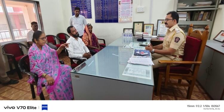 वडूज येथील उपविभागीय पोलीस कार्यालयासमोर आजोबांना न्याय द्या म्हणत कुटुंबाचा आत्मदहनाचा प्रयत्न व कार्यालयासमोर आंदोलन.