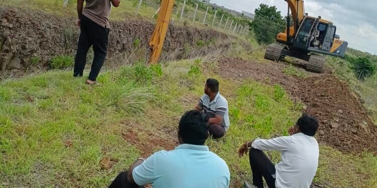 कालव्याची दुरुस्ती करूनही पाणी मिळेना; ग्रामस्थांची प्रतीक्षा कायम