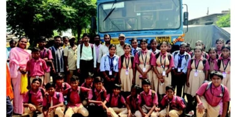 ग्रामीण विकास विद्यालय, सालवाच्या प्रांगणात प्रथमच एस.टी. महामंडळाच्या लालपरीचे आगमन…!