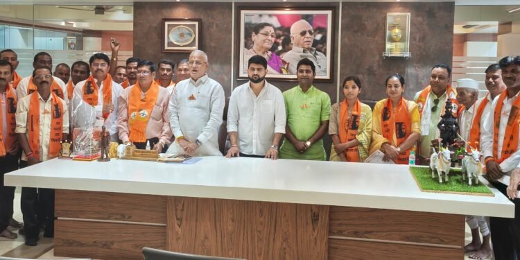 शहादा तालुका शिवसेनेच्या नवनियुक्त पदाधिकाऱ्यांना नियुक्तीपत्रांचे वितरण.