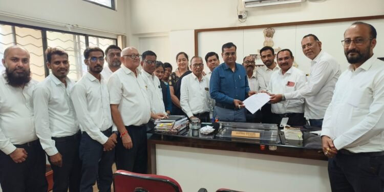 नागरी समस्यांवर वकिलांचे मुख्याधिकाऱ्यांना निवेदन.