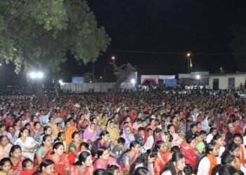 जामनेरमध्ये ‘जागर दुर्गाशक्तीचा’ उत्साहात संपन्न; सामाजिक प्रश्नांवर प्रा. वसंत हंकारे यांचे परखड भाष्यनऊ कर्तृत्ववान महिलांचा ‘नवदुर्गा’ म्हणून सन्मान; हजारोंच्या जनसमुदायाची उपस्थिती