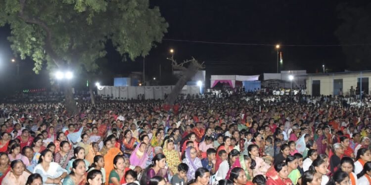 जामनेरमध्ये ‘जागर दुर्गाशक्तीचा’ उत्साहात संपन्न; सामाजिक प्रश्नांवर प्रा. वसंत हंकारे यांचे परखड भाष्यनऊ कर्तृत्ववान महिलांचा ‘नवदुर्गा’ म्हणून सन्मान; हजारोंच्या जनसमुदायाची उपस्थिती