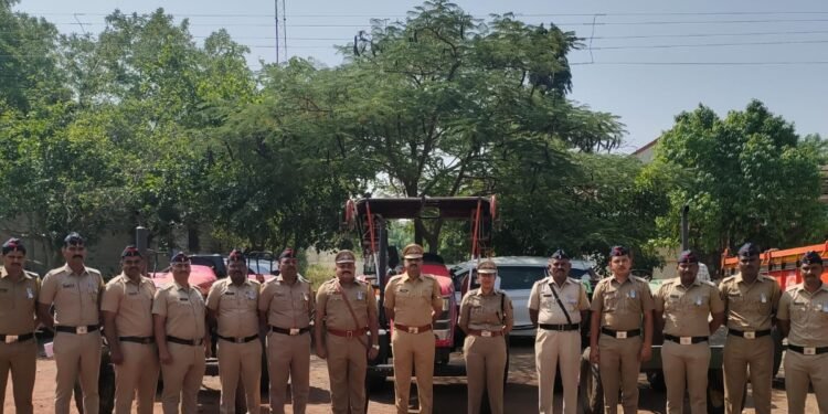 करमाळा पोलिसांची दमदार कामगिरी: ३ ट्रॅक्टर व १ ट्रॉली जप्त; ९.५० लाखांचा मुद्देमाल हस्तगत, दोघांना अटक