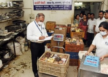 नाशिक: अजमेरी बेकरीवर अन्न सुरक्षा विभागाच्या कारवाईत १५१ किलो अन्नपदार्थ जप्त.