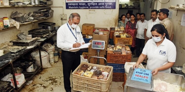 नाशिक: अजमेरी बेकरीवर अन्न सुरक्षा विभागाच्या कारवाईत १५१ किलो अन्नपदार्थ जप्त.