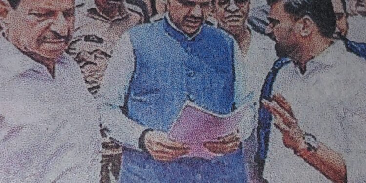 नवी मुंबईतील सानपाडा सेक्टर १७ मध्ये प्रस्तावित ऑर्केस्ट्रा बार आणि मद्य परवान्याविरोधात स्थानिक रहिवाशांनी तीव्र विरोध दर्शवला आहे.