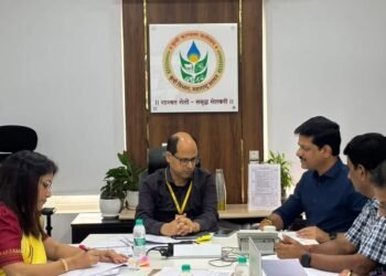 मरणाच्या दारात असलेल्या शेतकऱ्यांना सरकार न्याय देणारं की, अजूनही विमा कंपनीच हित बघणार? विम्या संदर्भात आयोजीत बैठकीनंतर आमदार कैलास पाटील यांचा सरकारला सवाल