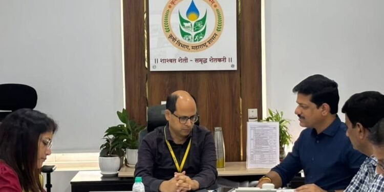 मरणाच्या दारात असलेल्या शेतकऱ्यांना सरकार न्याय देणारं की, अजूनही विमा कंपनीच हित बघणार? विम्या संदर्भात आयोजीत बैठकीनंतर आमदार कैलास पाटील यांचा सरकारला सवाल