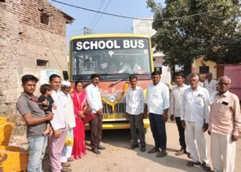 रेणुका माता दर्शनासाठी महिला भगिनींना स्कूल बसची व्यवस्था; संजय दादा रोडगे व सविता रोडगे यांचे सिद्धनाथ बोरगावच्या महिलांकडून आभार