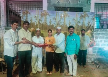 🏆🎶 शेगाव येथे ओम साई प्रतिष्ठानच्या वतीने संगीत खुर्ची स्पर्धेचे बक्षीस वितरण उत्साहात संपन्न! 🎶🏆