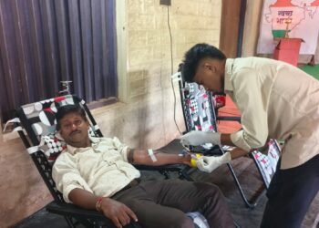 सामाजिक बांधिलकीचा आदर्श! जिल्ह्यातील रक्ताचा तुटवडा भरून काढण्यासाठी कवठी येथे रक्तदान शिबिर; २५ दात्यांचे उत्स्फूर्त योगदान