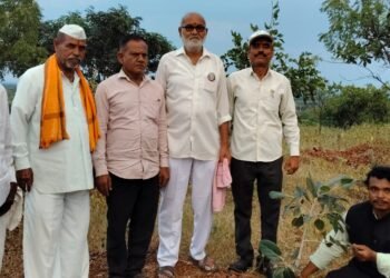 शारदीय नवरात्रोत्सवात ‘नऊ दिवस, नऊ माळा, नऊ वृक्ष’ संकल्पाची पूर्तता; देवराई ग्रुपचा पर्यावरण संवर्धनाचा स्तुत्य उपक्रम