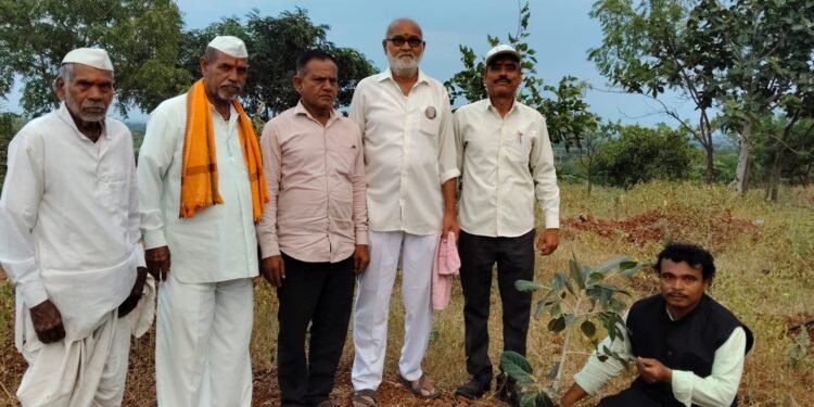 शारदीय नवरात्रोत्सवात ‘नऊ दिवस, नऊ माळा, नऊ वृक्ष’ संकल्पाची पूर्तता; देवराई ग्रुपचा पर्यावरण संवर्धनाचा स्तुत्य उपक्रम