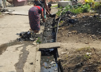 बोरीत नाल्या तुंबल्या; स्वच्छतेसाठी महिलांनीच घेतला पुढाकार