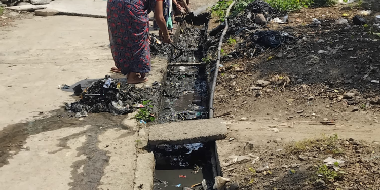बोरीत नाल्या तुंबल्या; स्वच्छतेसाठी महिलांनीच घेतला पुढाकार