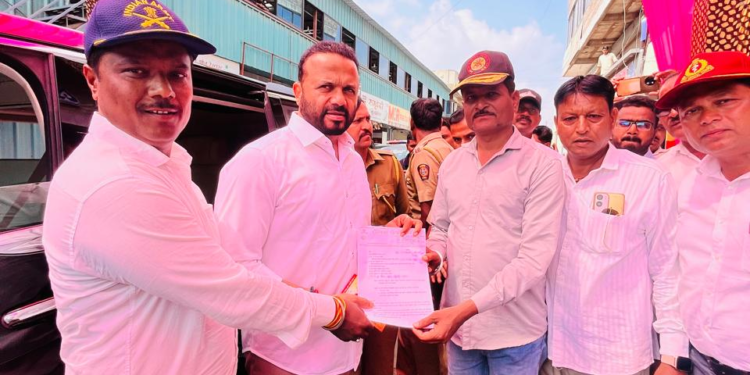 रस्त्याच्या वादप्रकरणी माजी सैनिक सतीश काळे यांचे मंत्री जयकुमार गोरे यांना निवेदन