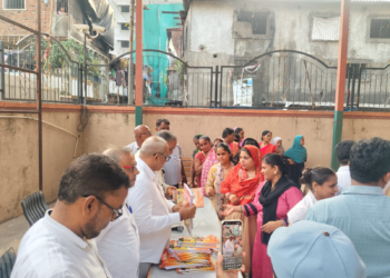 कांदिवलीत गरजू विद्यार्थ्यांना मोफत नोटबुकचे वितरण
